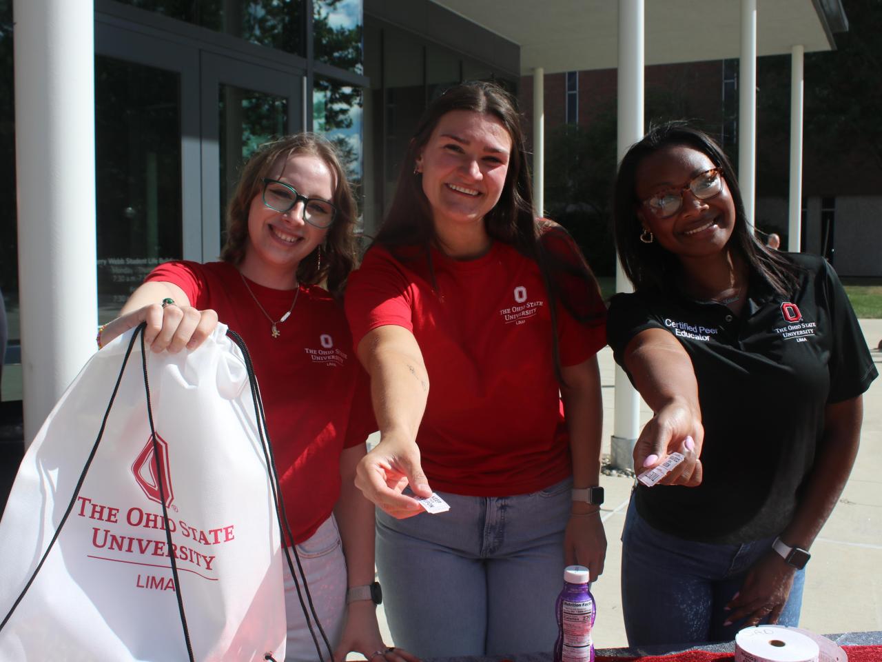 Upper classmen pass out welcome packs to new Buckeyes
