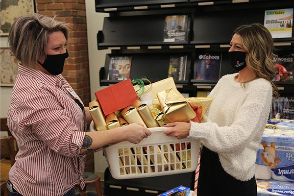Social work students pack up holiday drive items