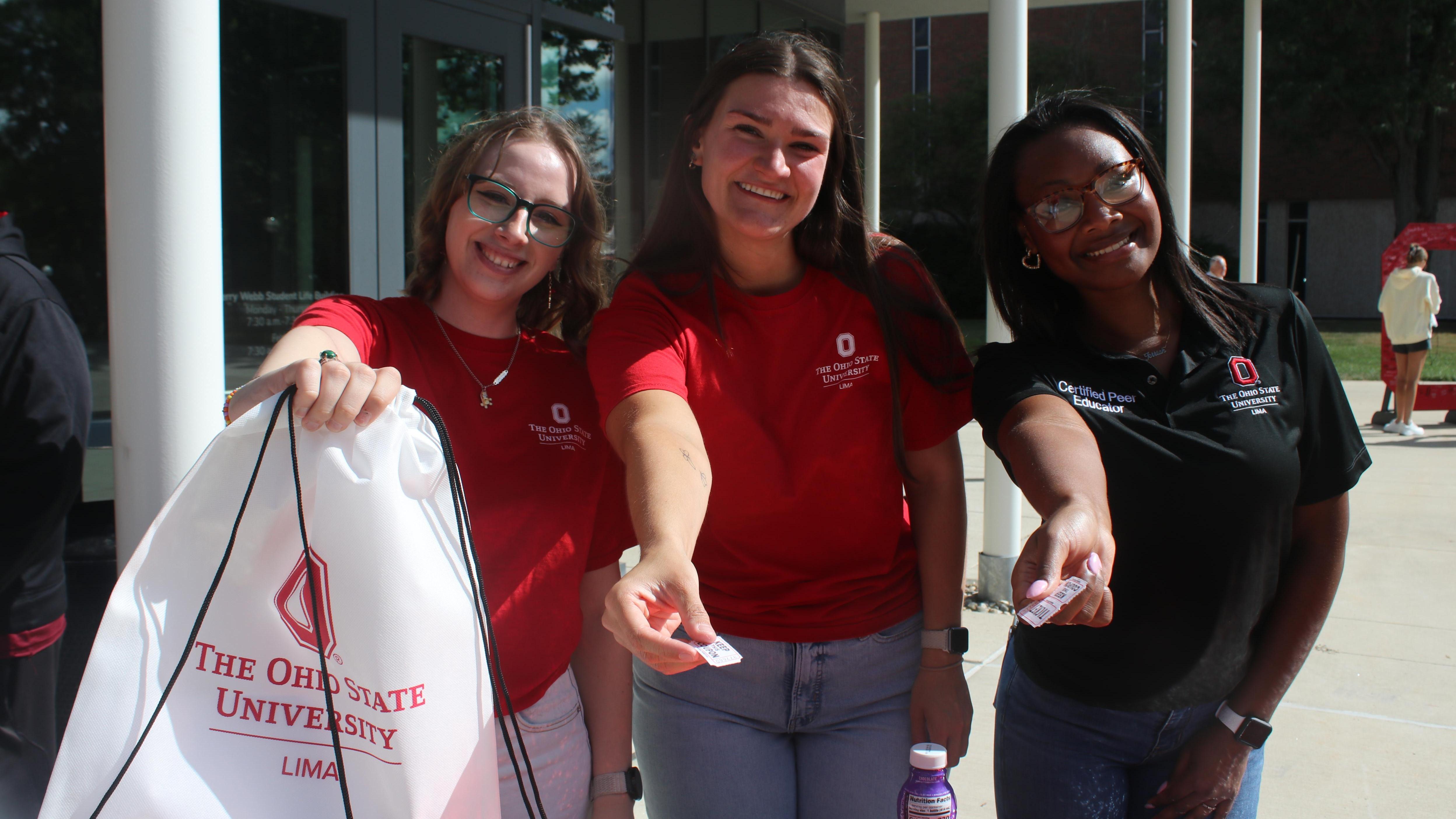 Upper classmen pass out welcome packs to new Buckeyes